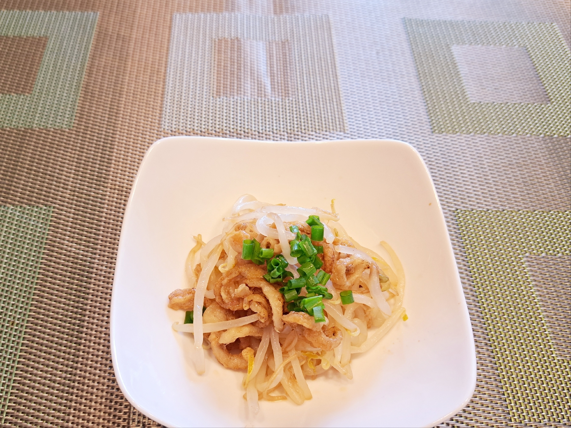 簡単おつまみ！こんがり鶏皮と もやしのポン酢和え