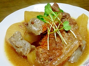 白い皿に盛られた塩こうじ豚軟骨のみそ煮