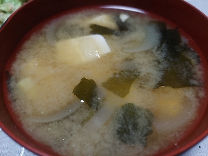 豆腐と玉ねぎとえのきとわかめの味噌汁