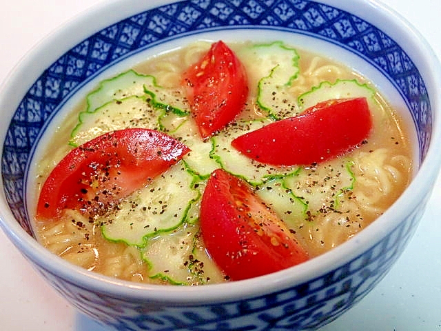 胡瓜とトマトの豚骨ラーメン