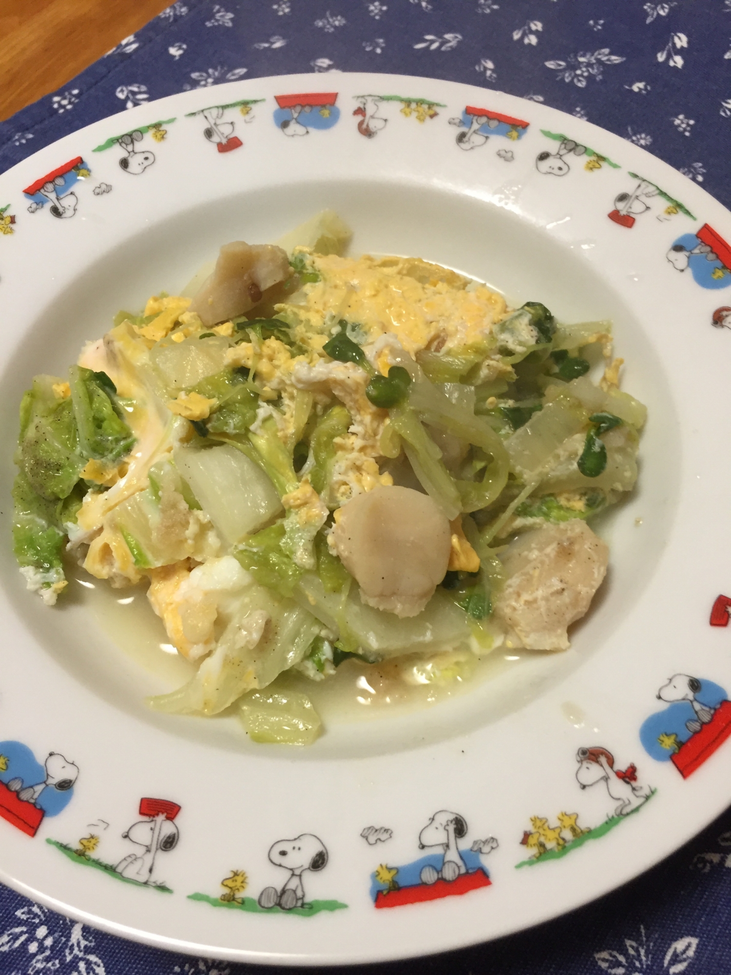 白菜とホタテ、かいわれの卵とじ