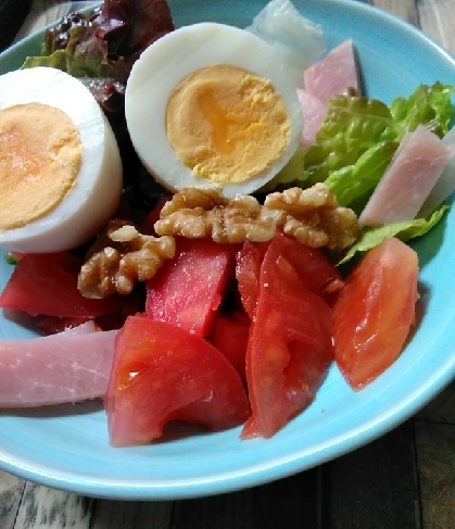 朝食♪トマト胡桃グリーンサラダ