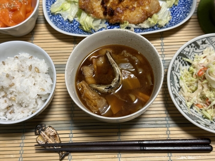 きゃべつ・にんじん・油揚げの味噌汁