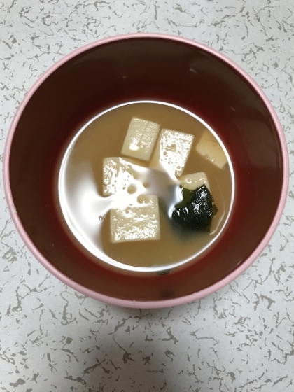 我が家の定番　豆腐とワカメの味噌汁