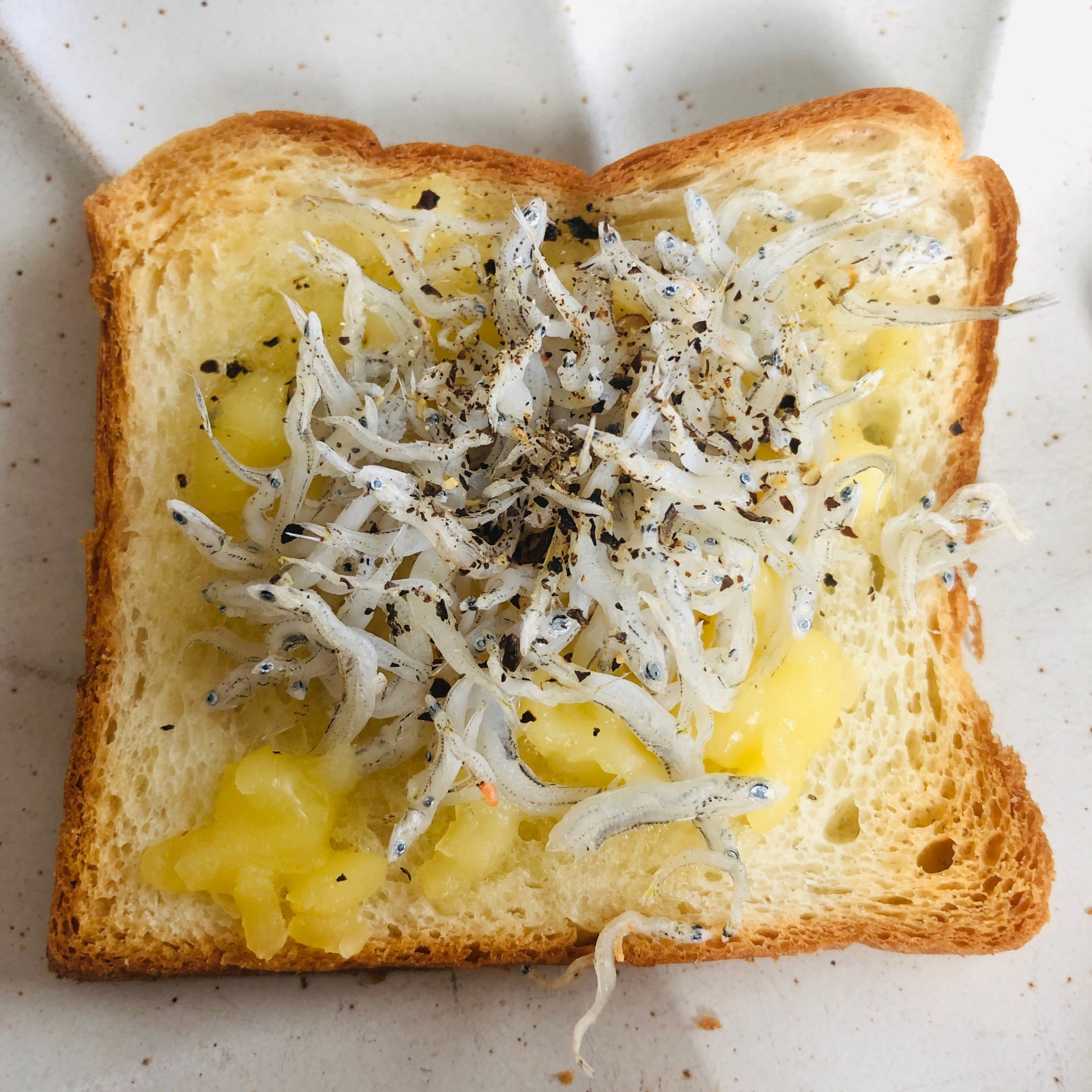 チーズとしらすのトリュフ塩トースト