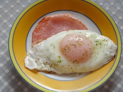 こんにちは♪卵がツルンと逃げたり、ハムが焦げたり、あるあるですね。綺麗に焼けると気持ちがいいですね(^-^)レシピありがとうございました♪