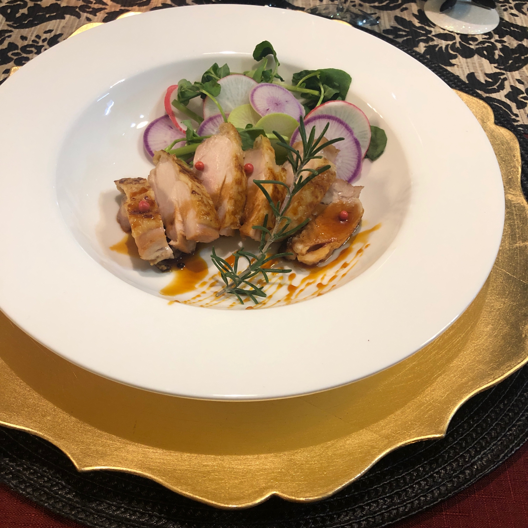 白い皿に盛り付けた鶏肉のロティ