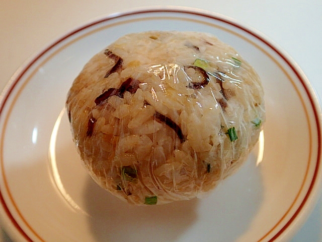 昆布佃煮と葱と天かすのおにぎり