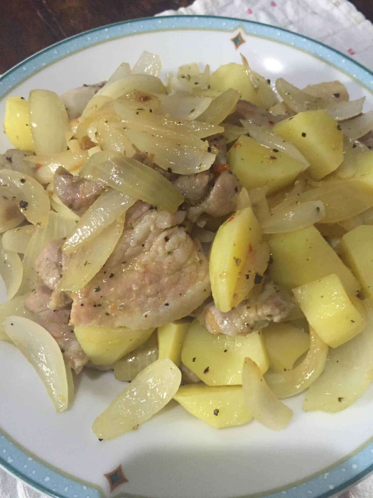 じゃがいも豚肉の炒め物 レモンと黒胡椒で