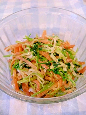 三つ葉と人参の味噌胡麻マヨネーズ和え