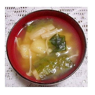 えのき・わかめ・油揚げの冷やし味噌汁（昆布だし）