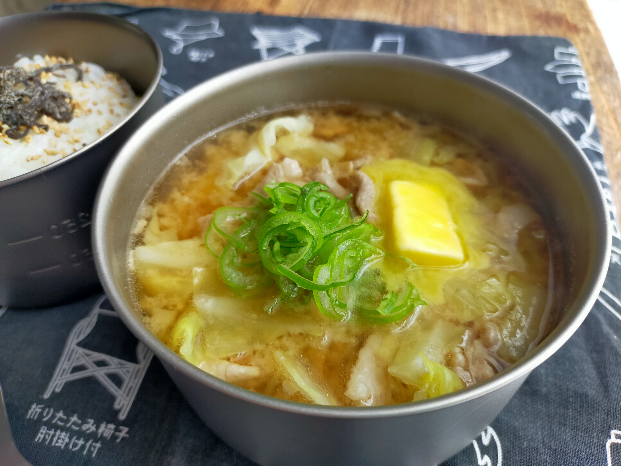 豚バラとキャベツの「背徳」にんにくバター豚汁