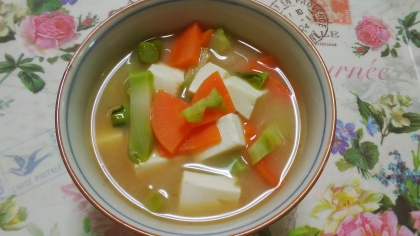 豆腐とブロッコリーの芯とにんじんの味噌汁