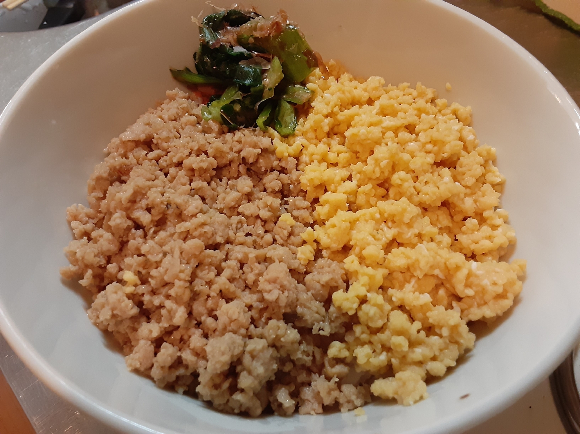 鶏とたまごのそぼろ丼