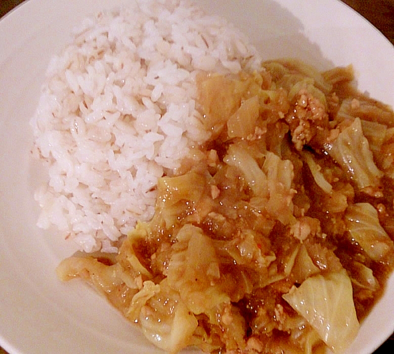 キャベツ・鶏ひき肉・ごまのカレーライス