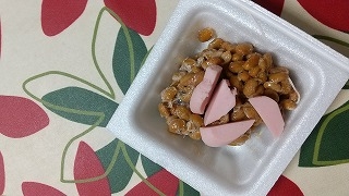 はじゃじゃさん♪魚肉ソーセージ入りの納豆とても簡単で色もピンクでかわいくておいしかったです(*^-^*)素敵な午後をお過ごしくださいね♡