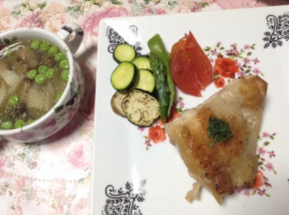 こんばんわ♪先に鶏を茹でてから焼くから時短で中まで火が通りました♡嬉
茹汁も無駄なく活用出来て、とっても美味しいスープ付きのディナーに家族が大絶賛でした♡