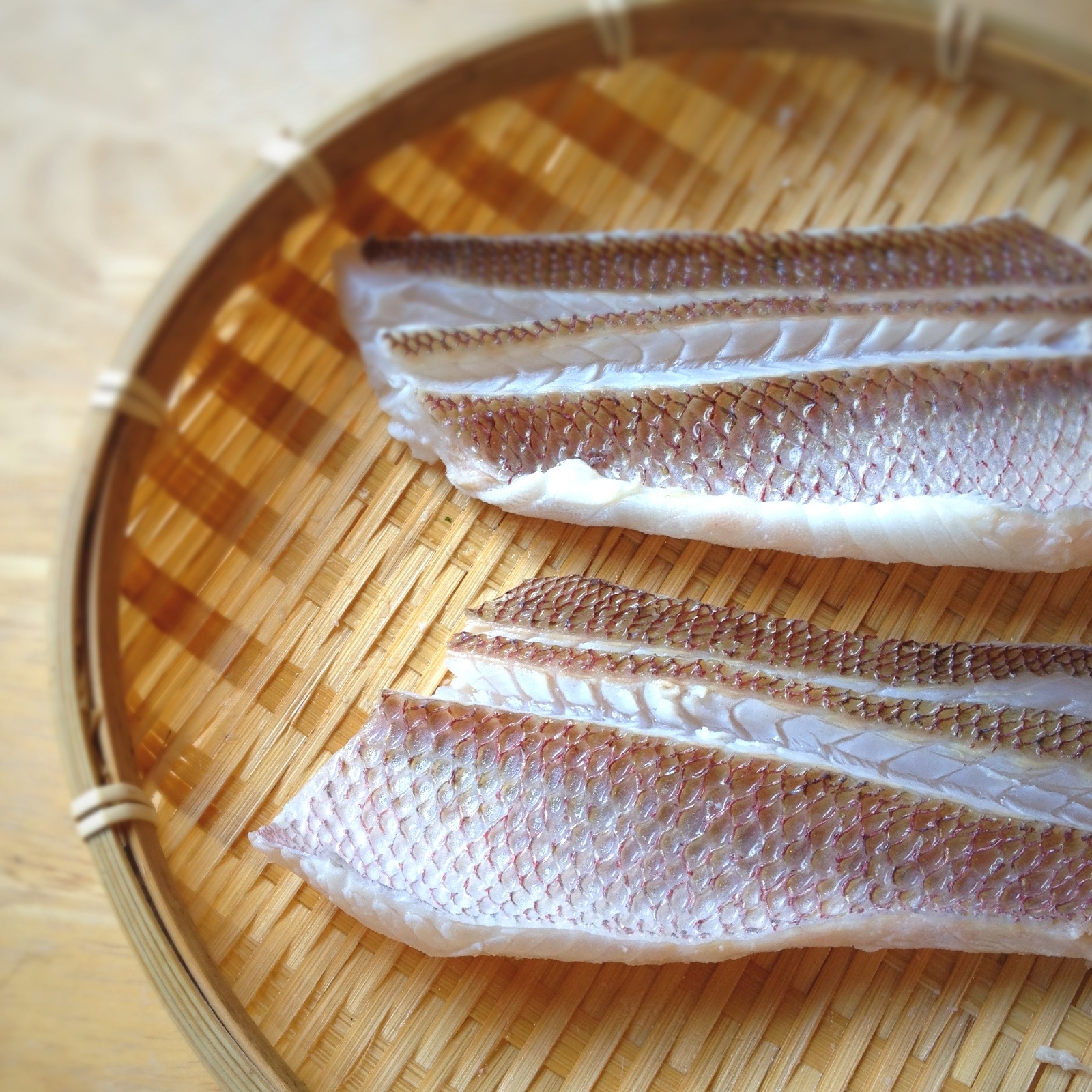 皮付きが一番おいしい★鯛の湯引きで昆布〆。