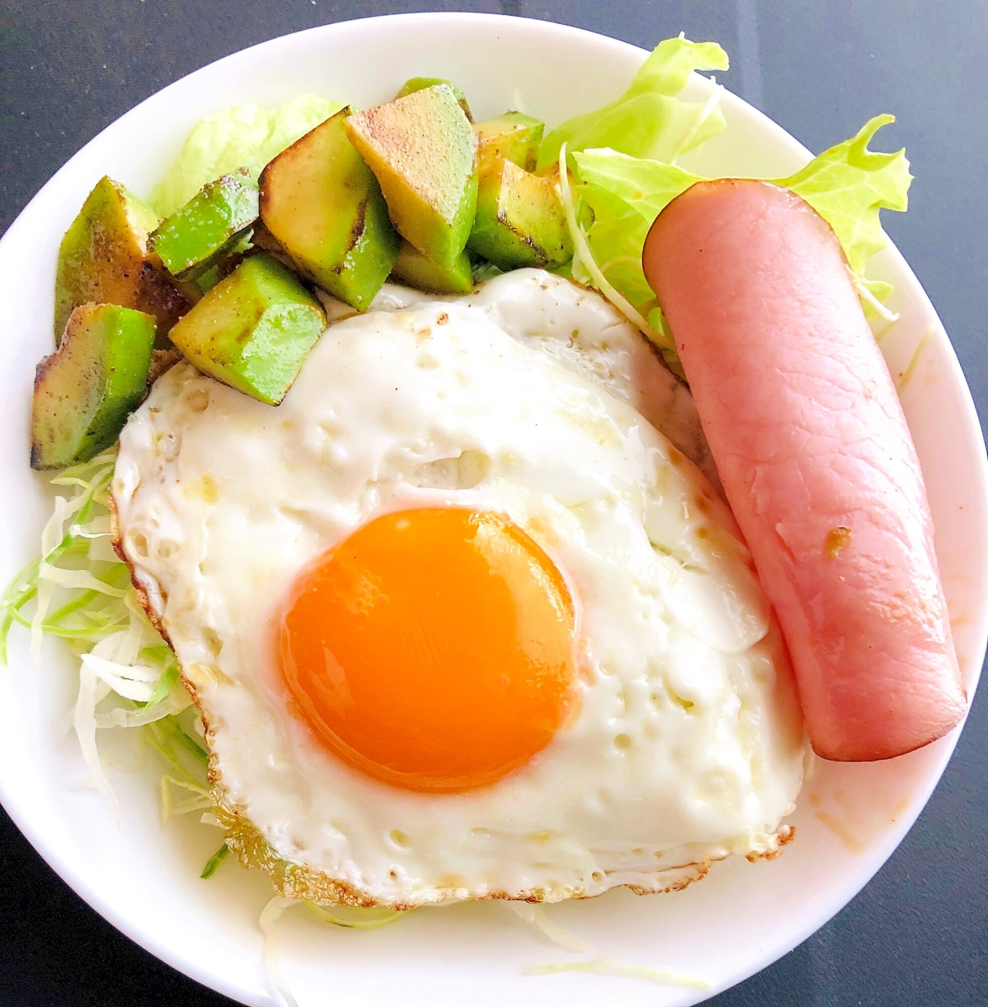 冷凍アボカドと色鮮やかな黄身の目玉焼き 朝食に！ レシピ・作り方 by