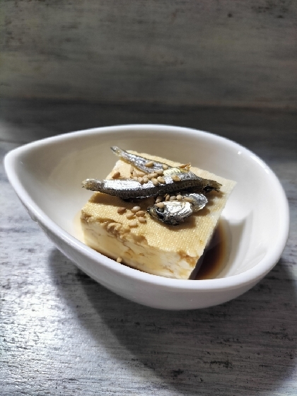 豆腐のゴマメのせ