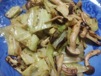 春キャベツとしめじ炒め