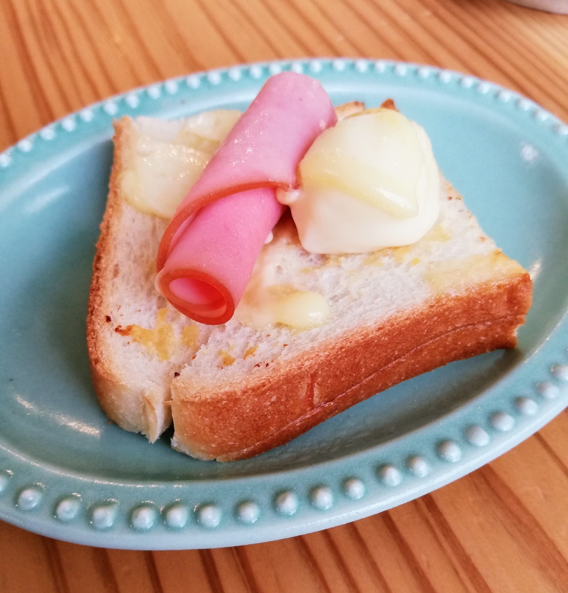 ハムとキャンディチーズの味噌マヨパン