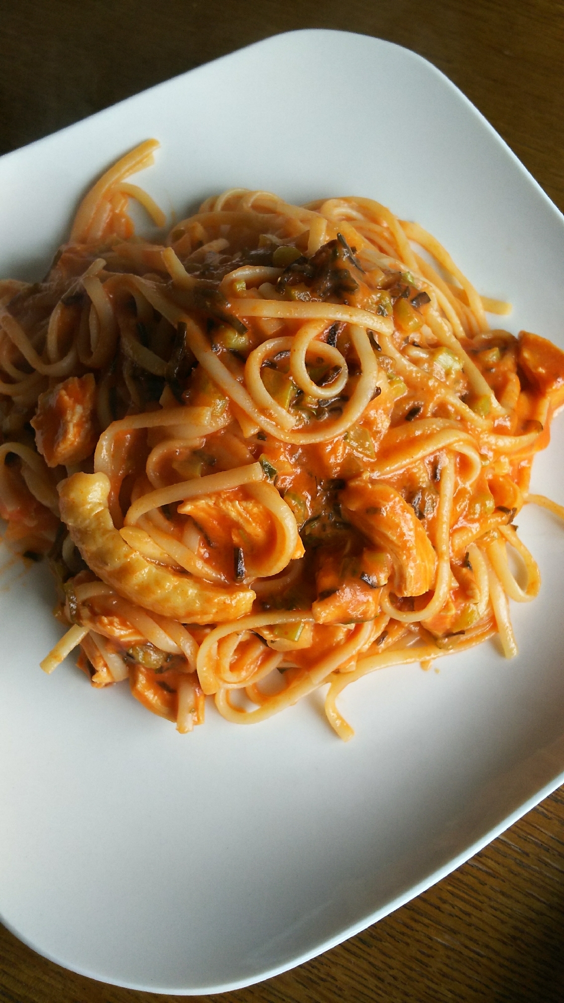 蒸し鶏と大根菜のトマトパスタ