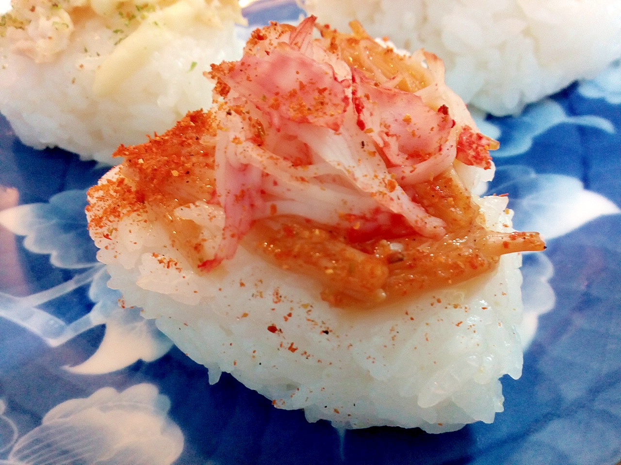 なめたけとサラダチキンと七味唐辛子の焼きおにぎり