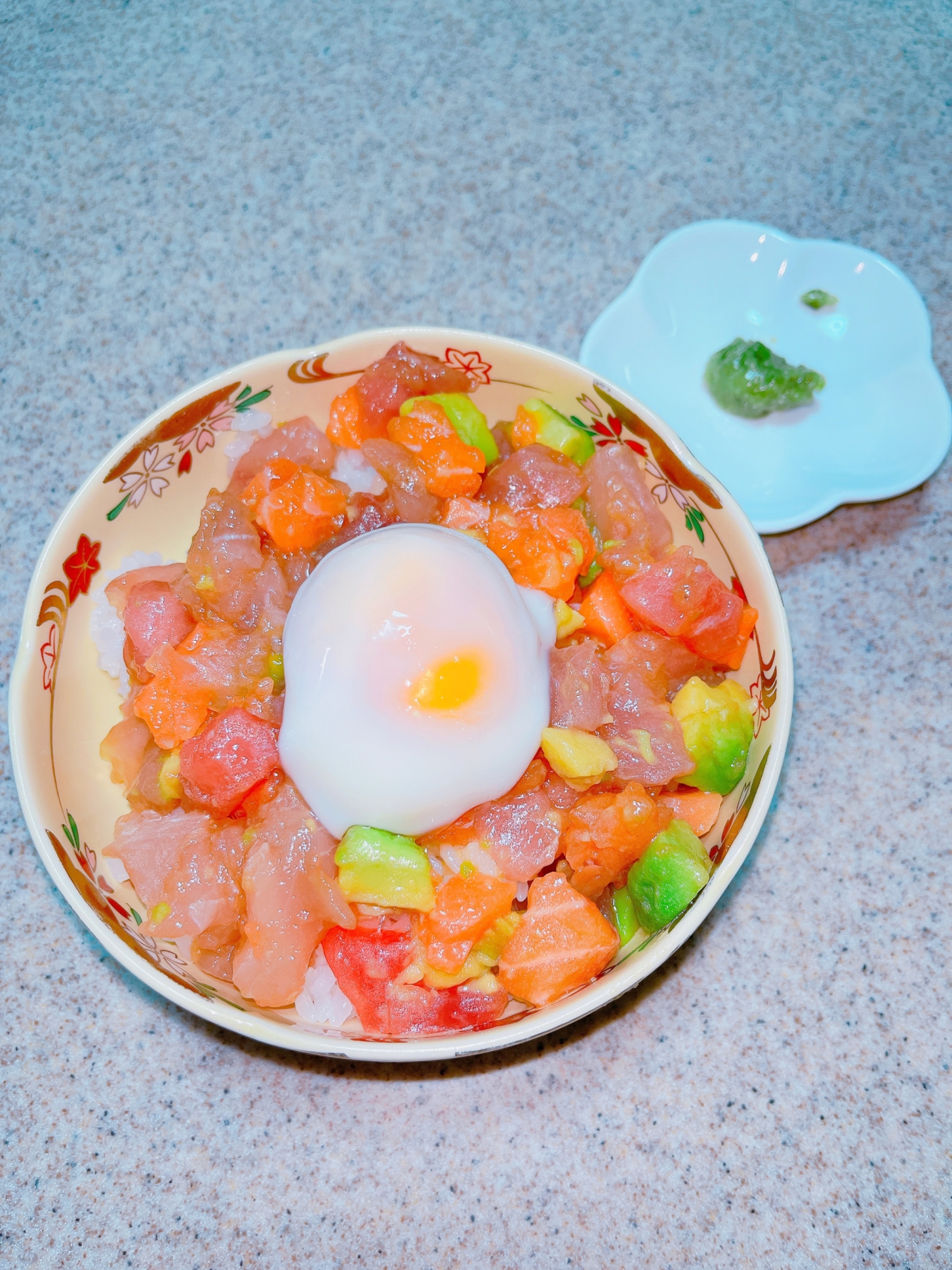 切る形を変えただけ￤温玉のせ￤彩どり抜群￤ポキ丼