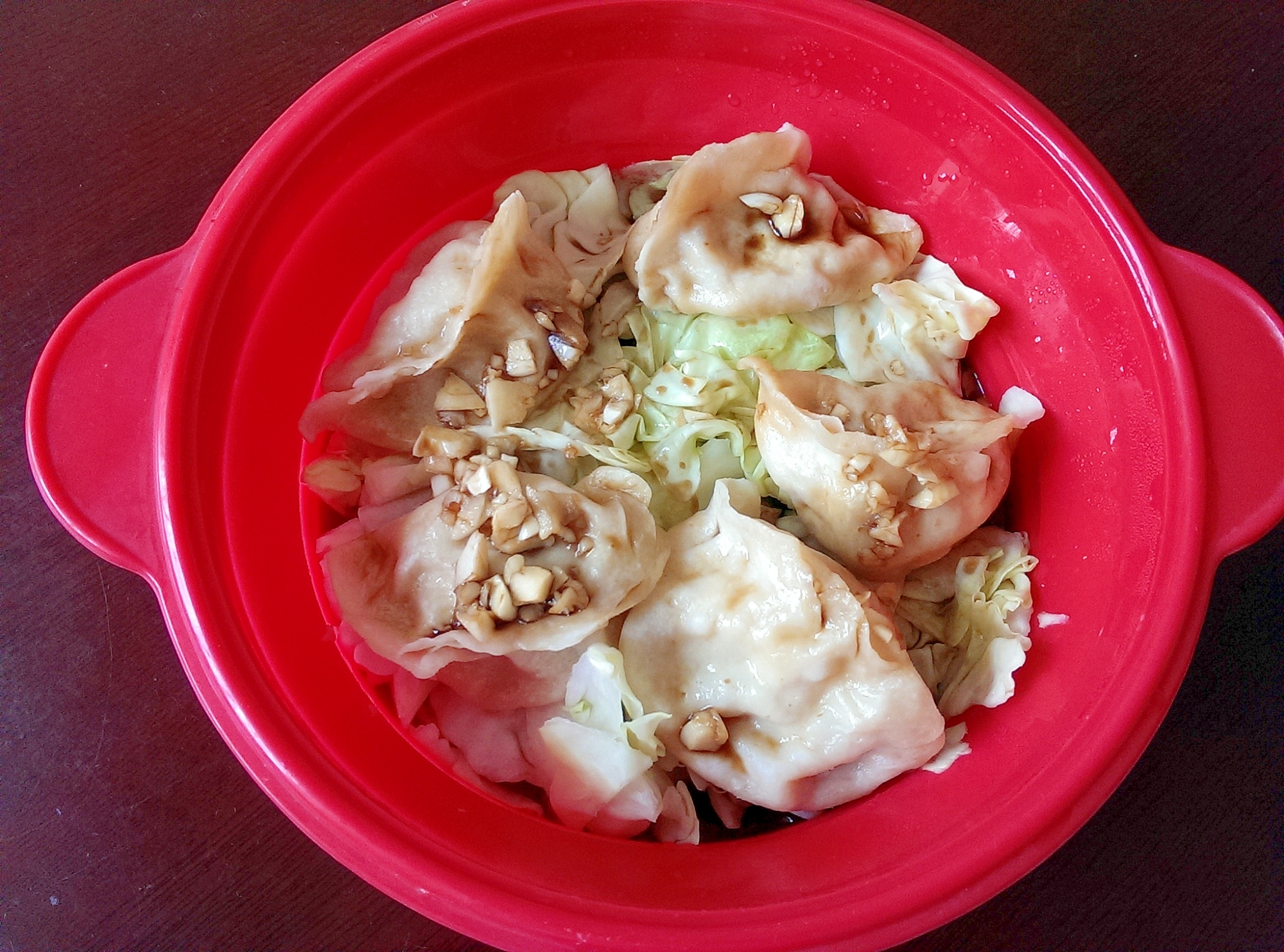 餃子とキャベツのレンジ蒸し　にんにく黒酢ダレ