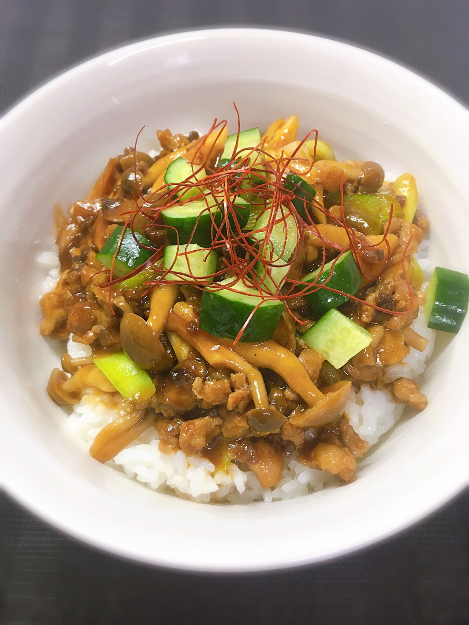 シャキシャキきゅうりの食感が楽しい♪麻婆丼❣️