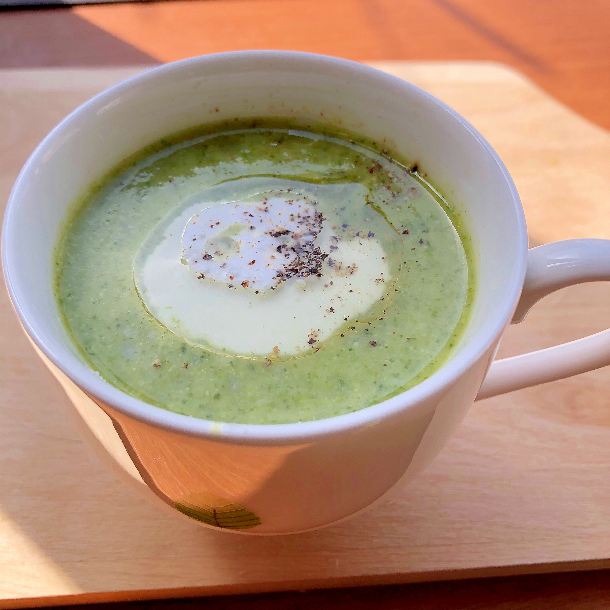 白いカップに入った、ブロッコリーとさつまいものホットスムージー