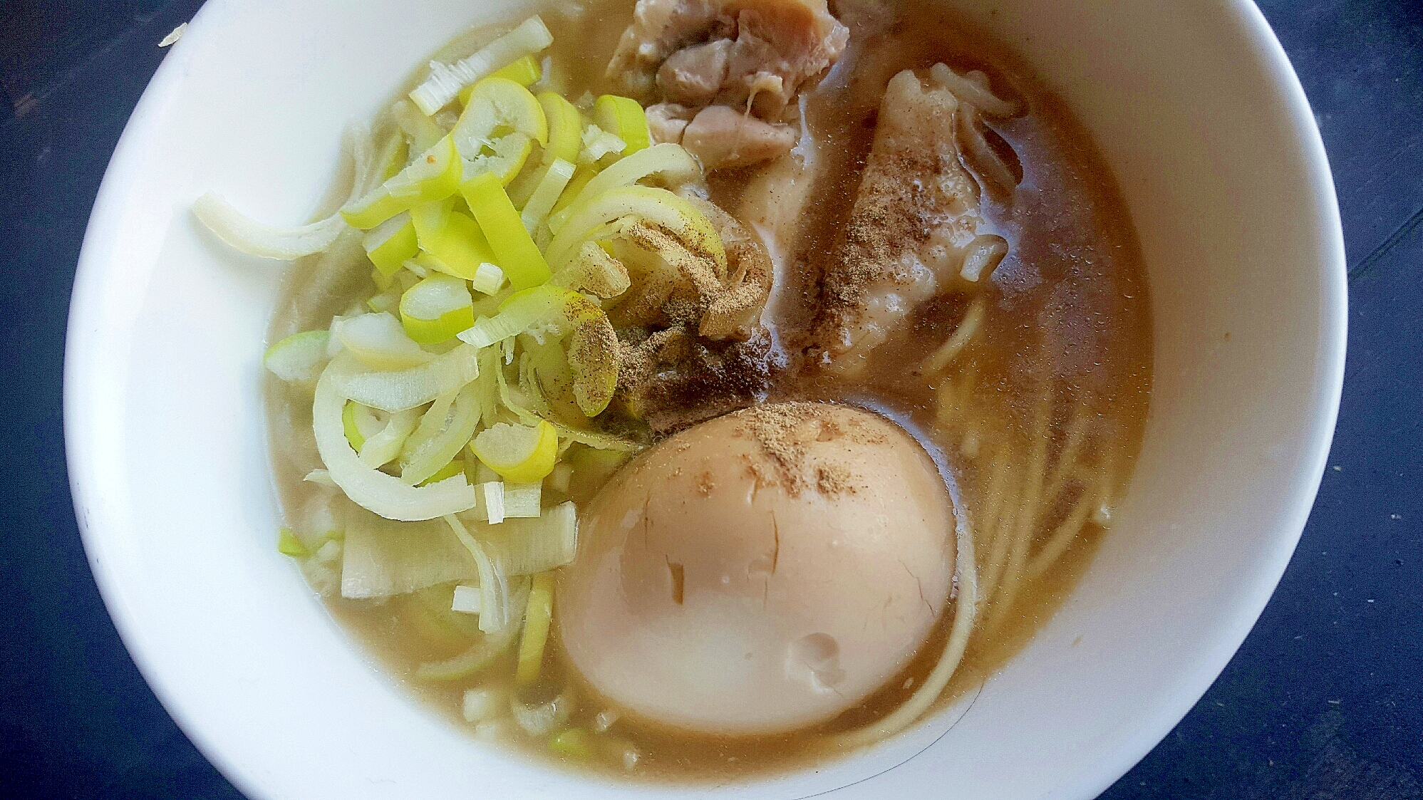 スープとトッピングで無駄なく味わう☆鶏ラーメン