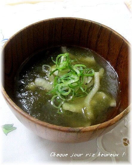 茶色いお椀に盛られたとろろ昆布と酢玉ねぎのお吸い物