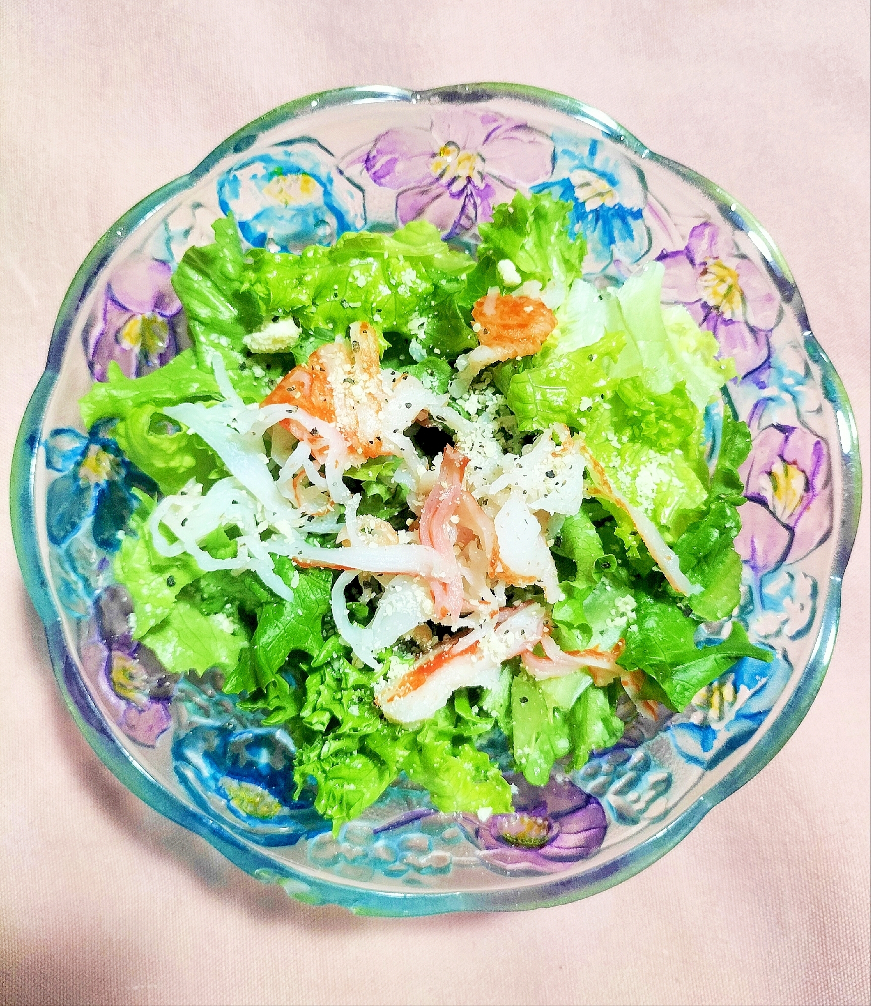 国産チーズでコク旨！カニカマと粉チーズのサラダ