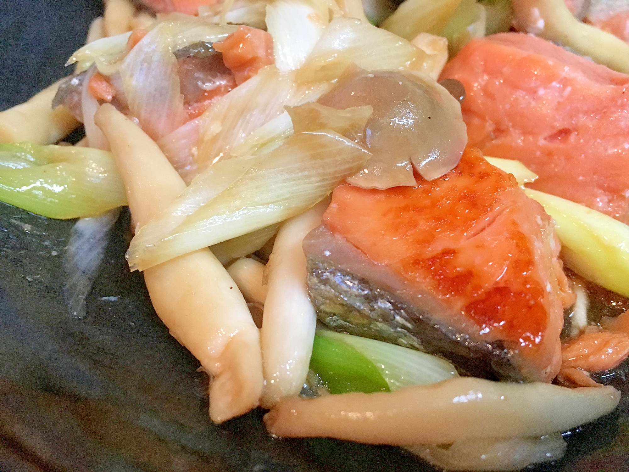 簡単 鮭としめじの醤油バター炒め レシピ 作り方 By はっぴぴまま 楽天レシピ 簡単 鮭としめじの醤油バター炒め レシピ 作り方 By はっぴぴまま 楽天レシピ