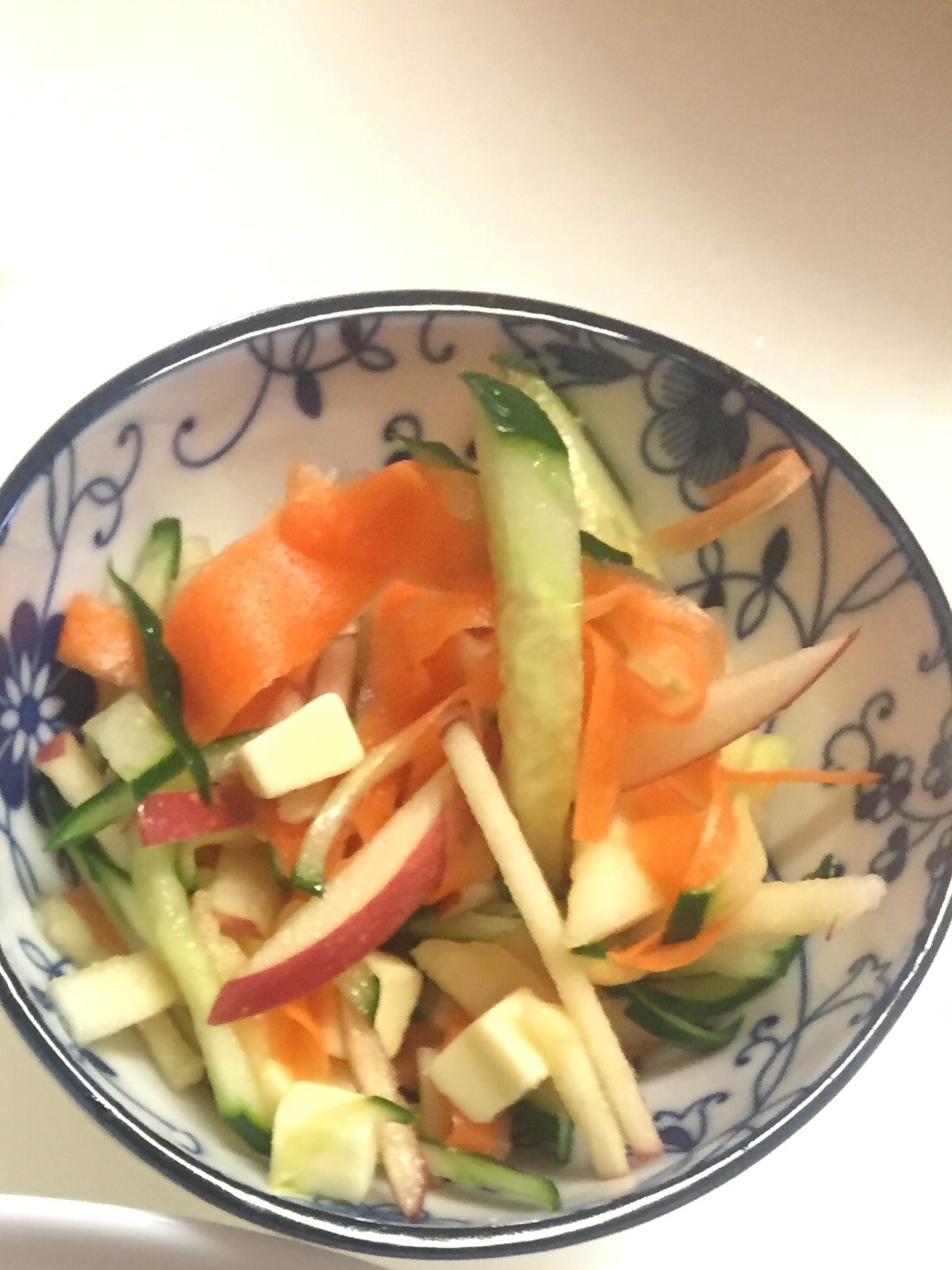 サッカー飯！人参とりんごのサラダ