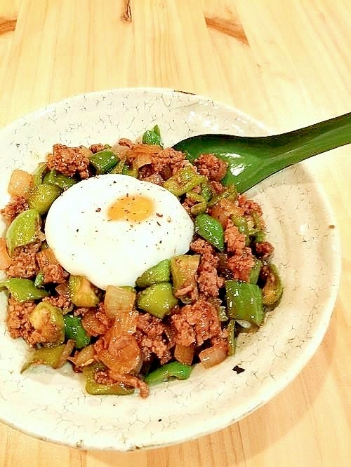 簡単♪ピーマンの肉詰め味の丼ぶり