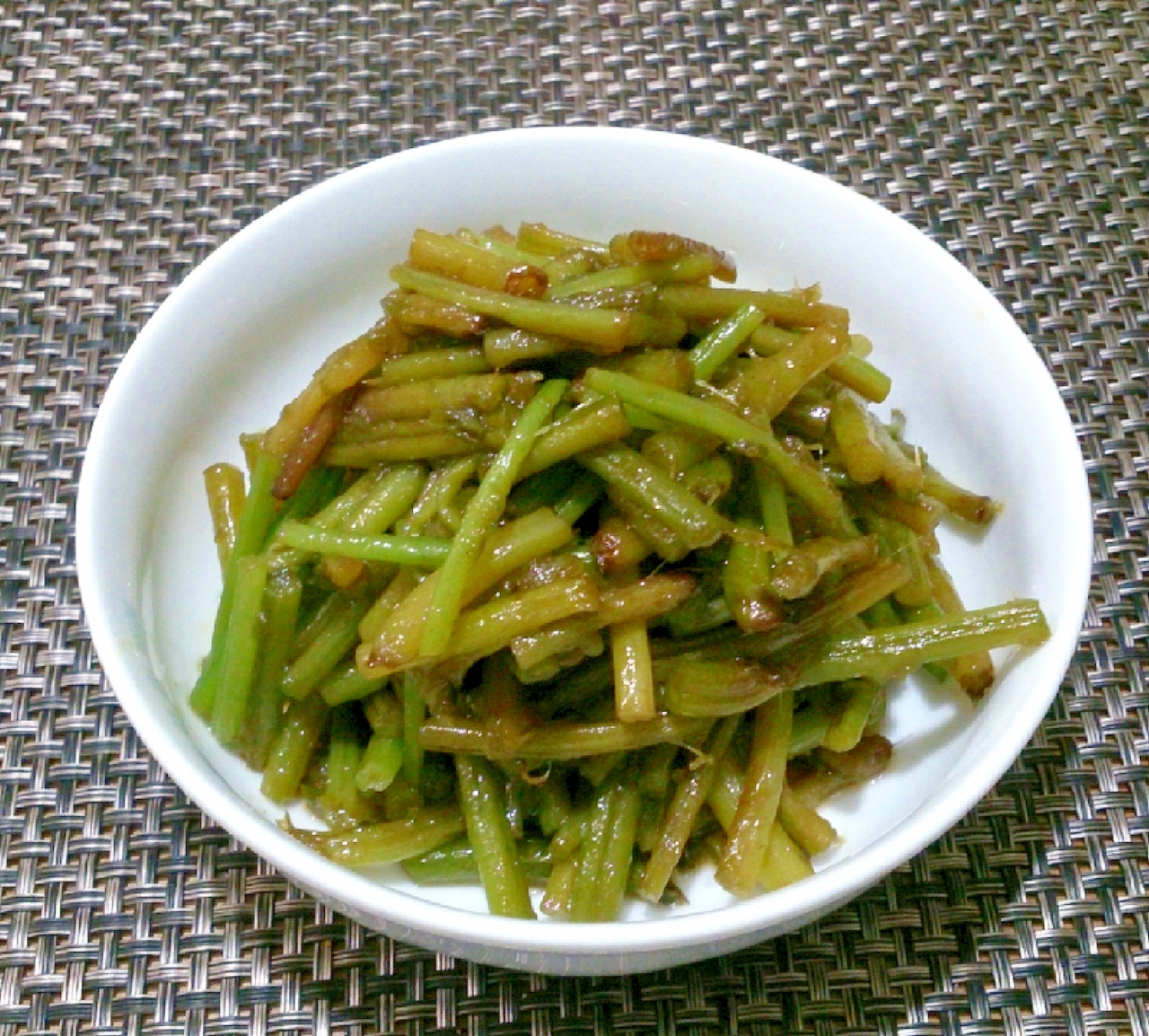 芋じくの炒め煮物 芋の茎 さつまいもの茎 節約 レシピ 作り方 By Kkaa 楽天レシピ 芋じくの炒め煮物 芋の茎 さつまいもの茎 節約 レシピ 作り方 By Kkaa 楽天レシピ