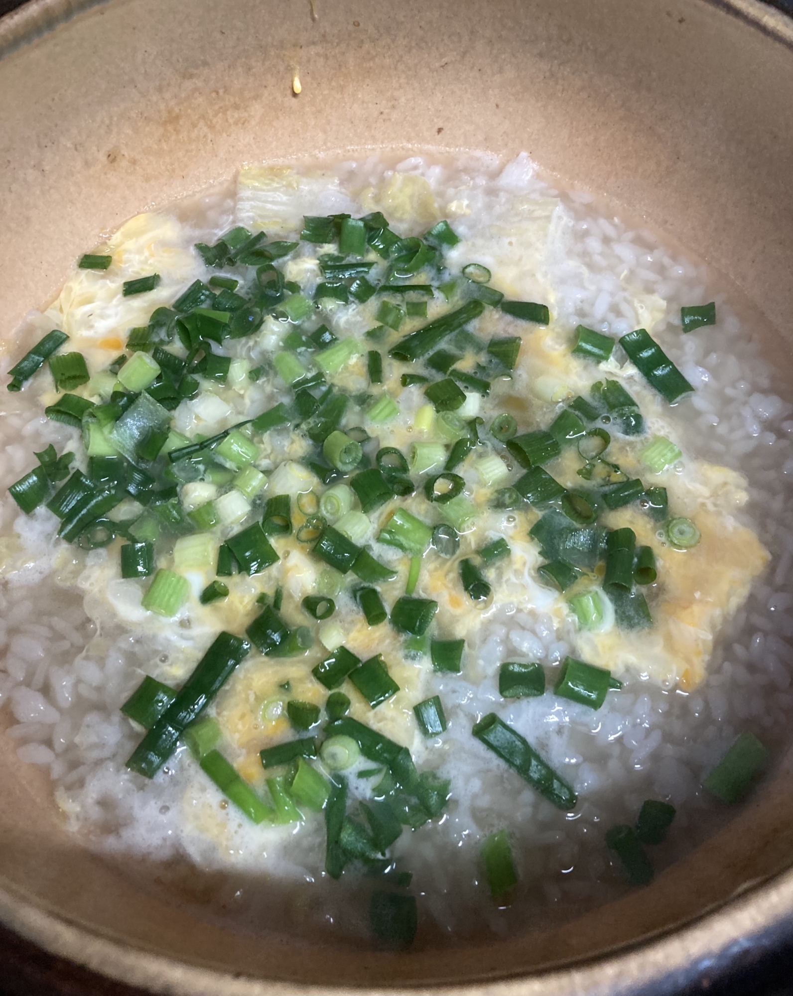 ベージュの鍋に入った牡蠣鍋雑炊