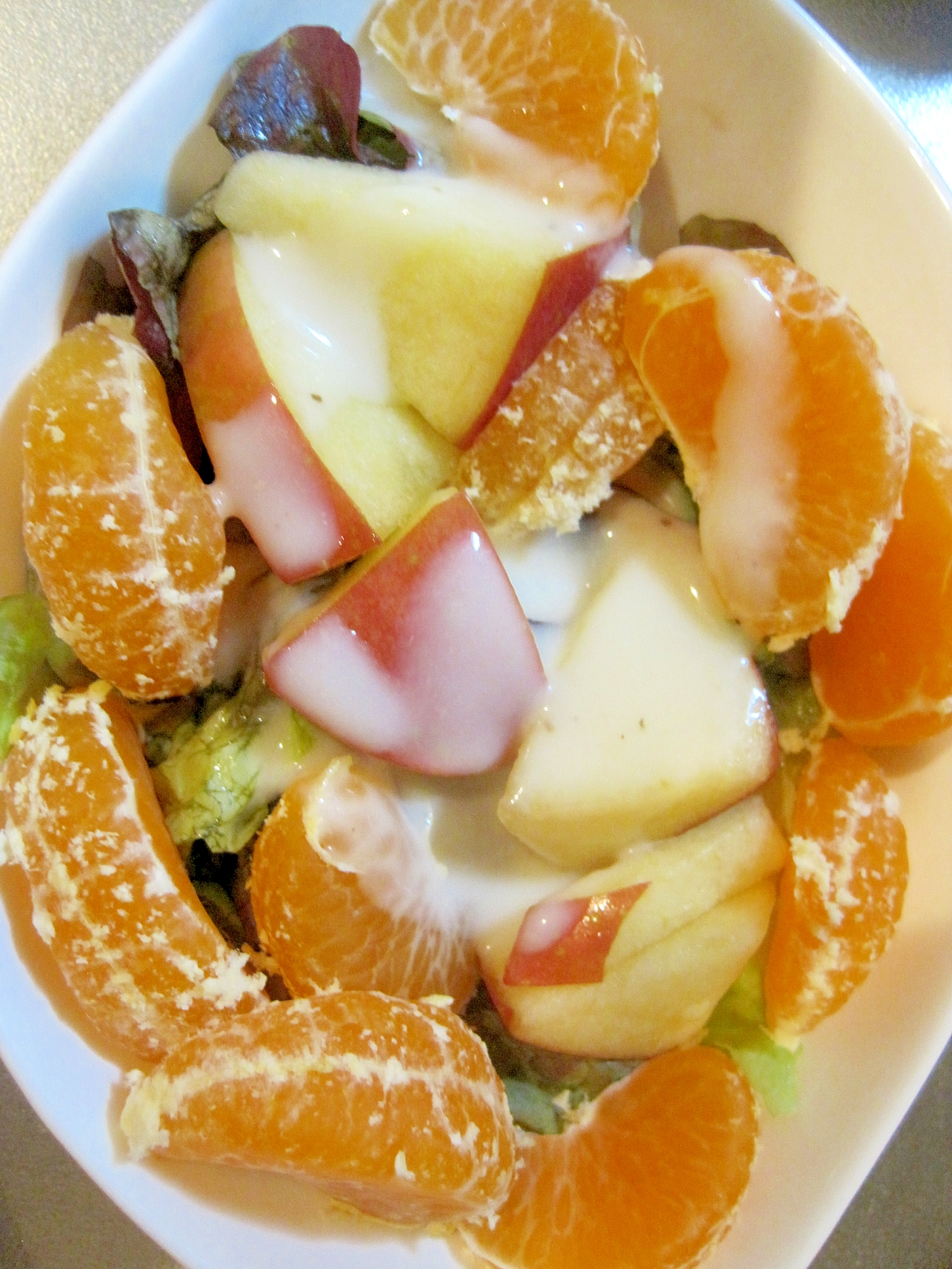 みかんとりんごとレタスのフルーツヨーグルトサラダ