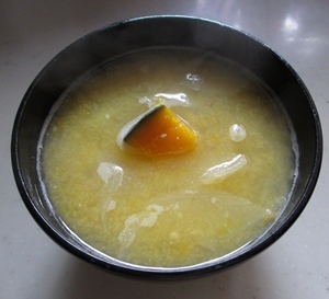 南瓜と玉ねぎ入りの
お味噌汁を作りました。
両方とも甘みが出るので、美味しかったです。