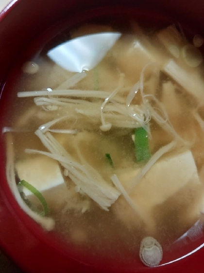 豆腐、わかめ、えのき茸の味噌汁
