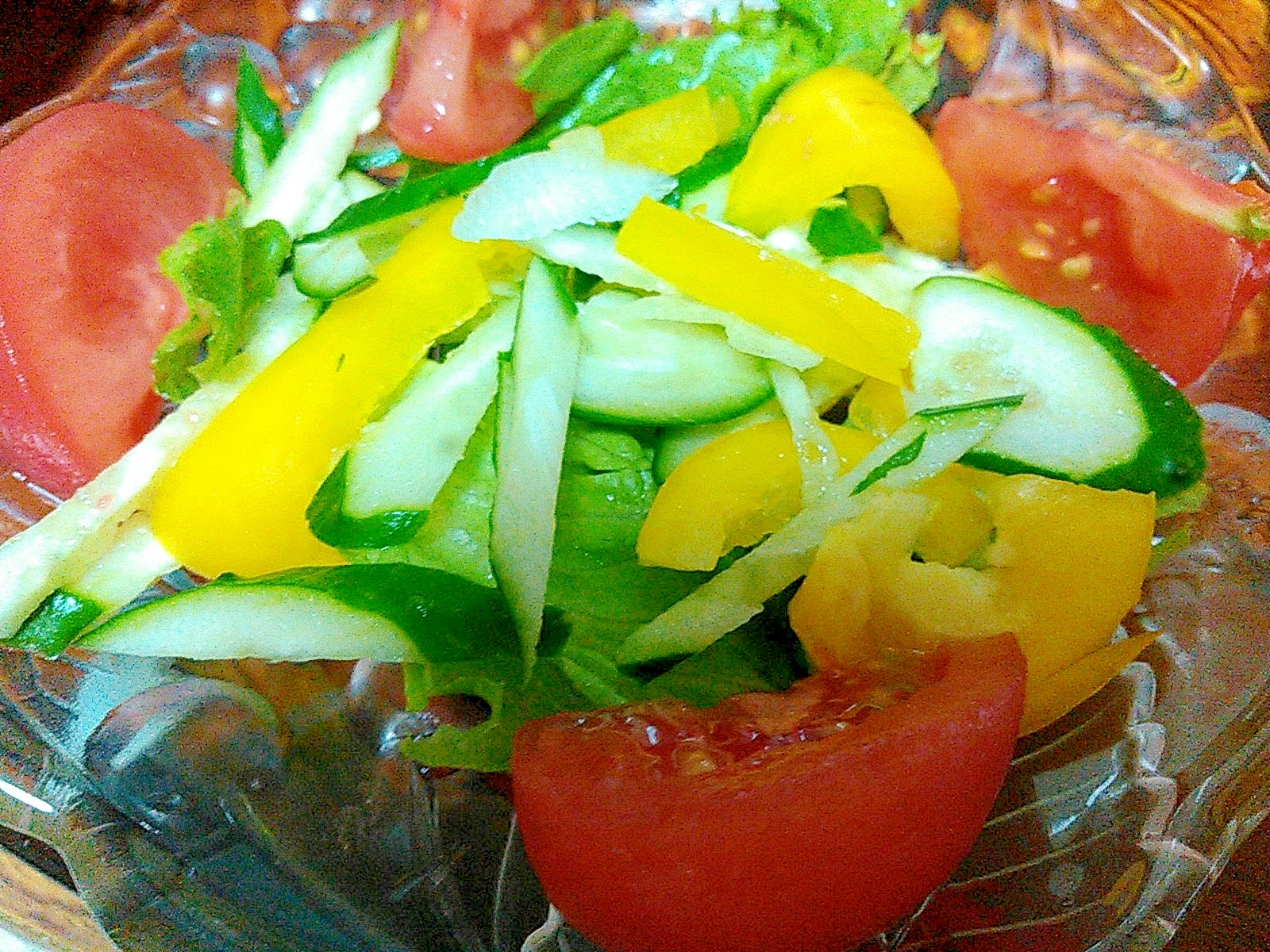 キュウリ黄色パプリカ&トマトのサラダ