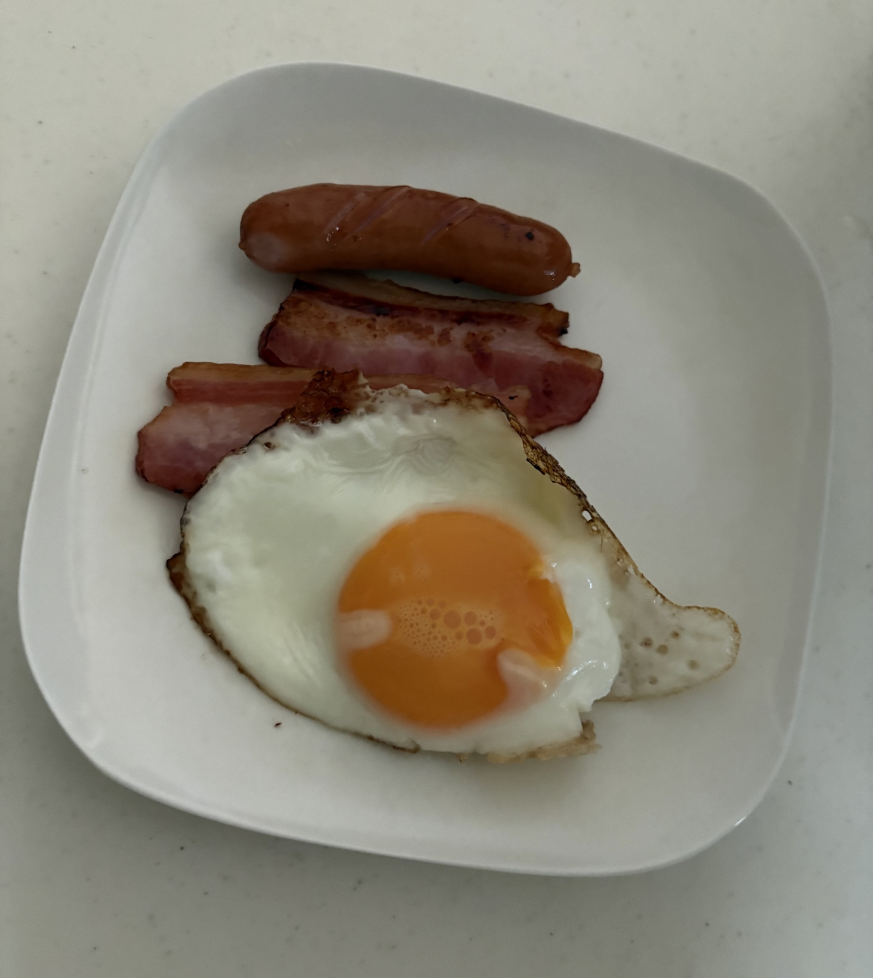 ベーコンとウインナーの目玉焼き