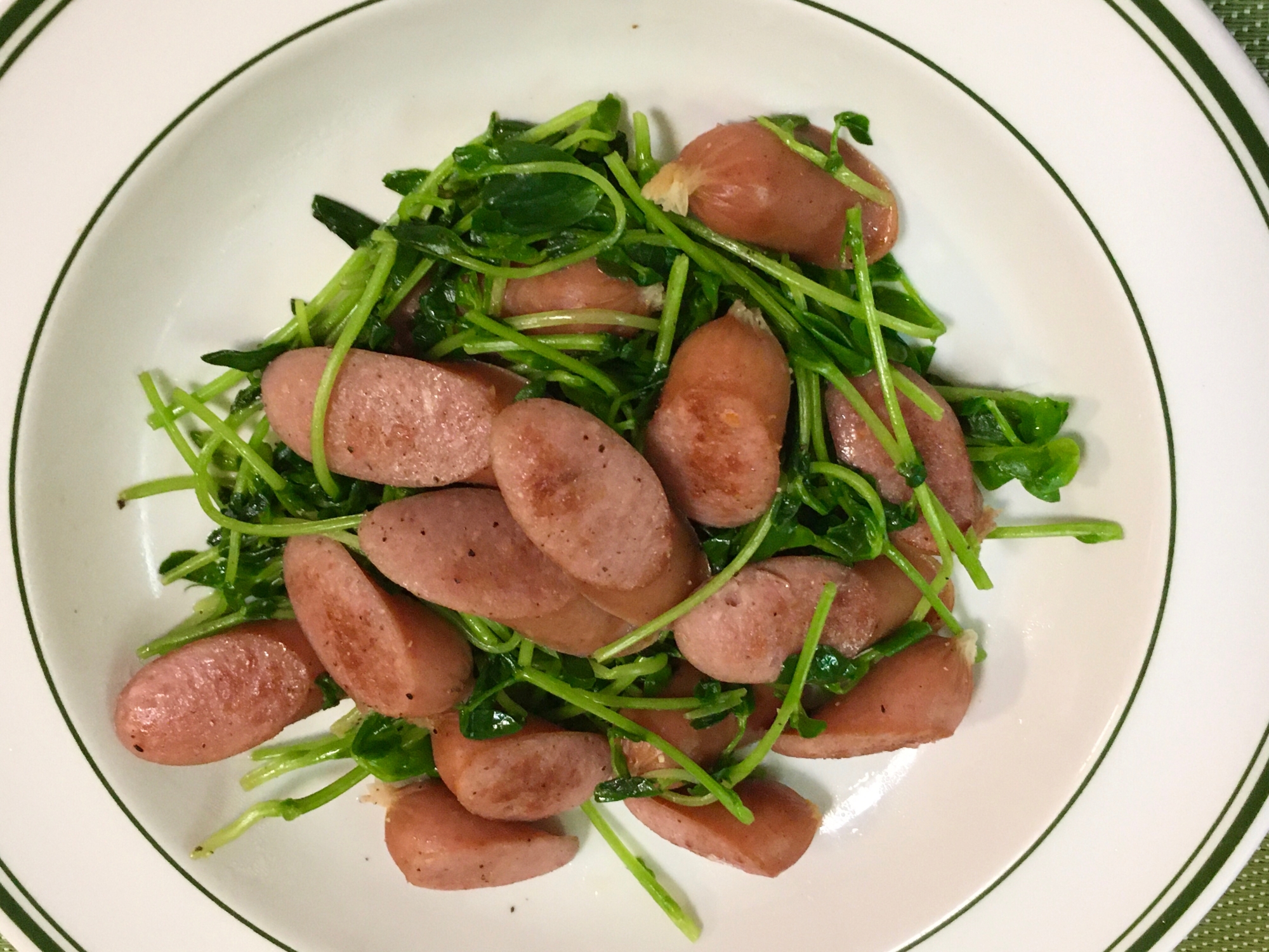 豆苗とウィンナーの塩炒め