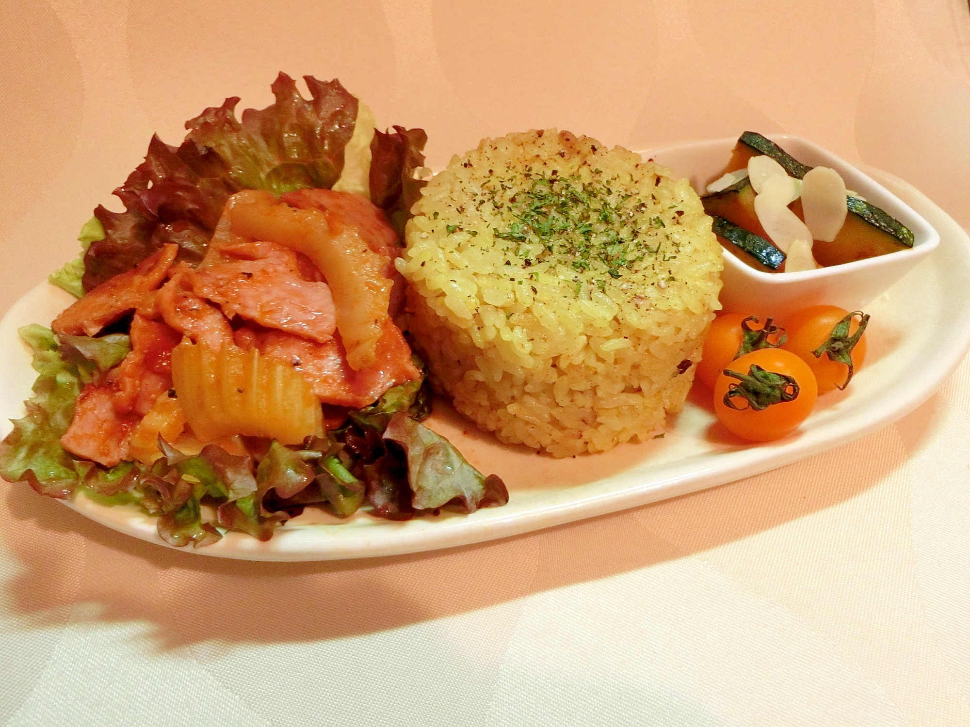 カレー風味の穀米と野菜ベーコン朝食・ランチプレート