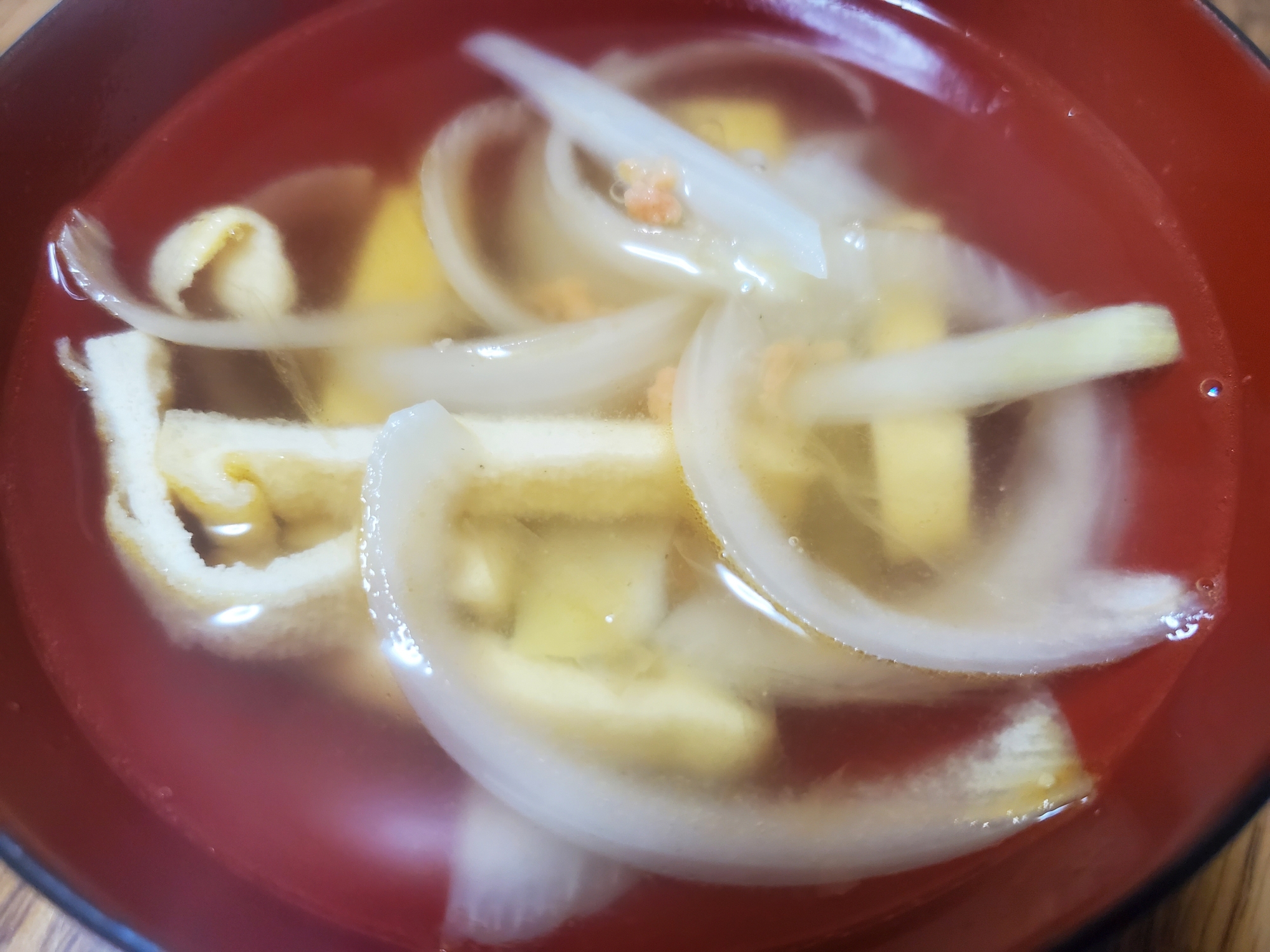 新玉ねぎと鮭フレークのスープ