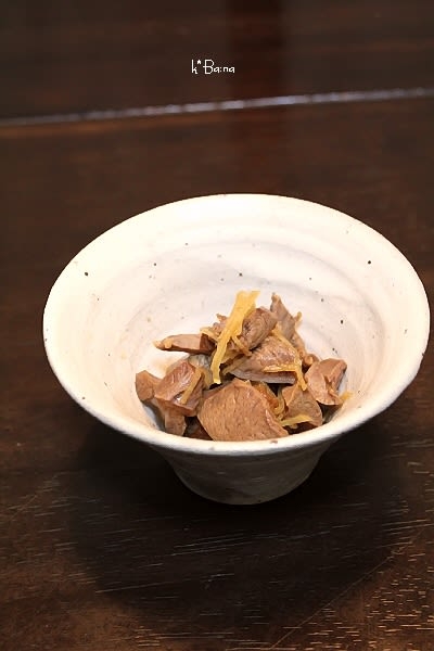 白い皿に盛られた豚ハツの梅しょうゆ煮