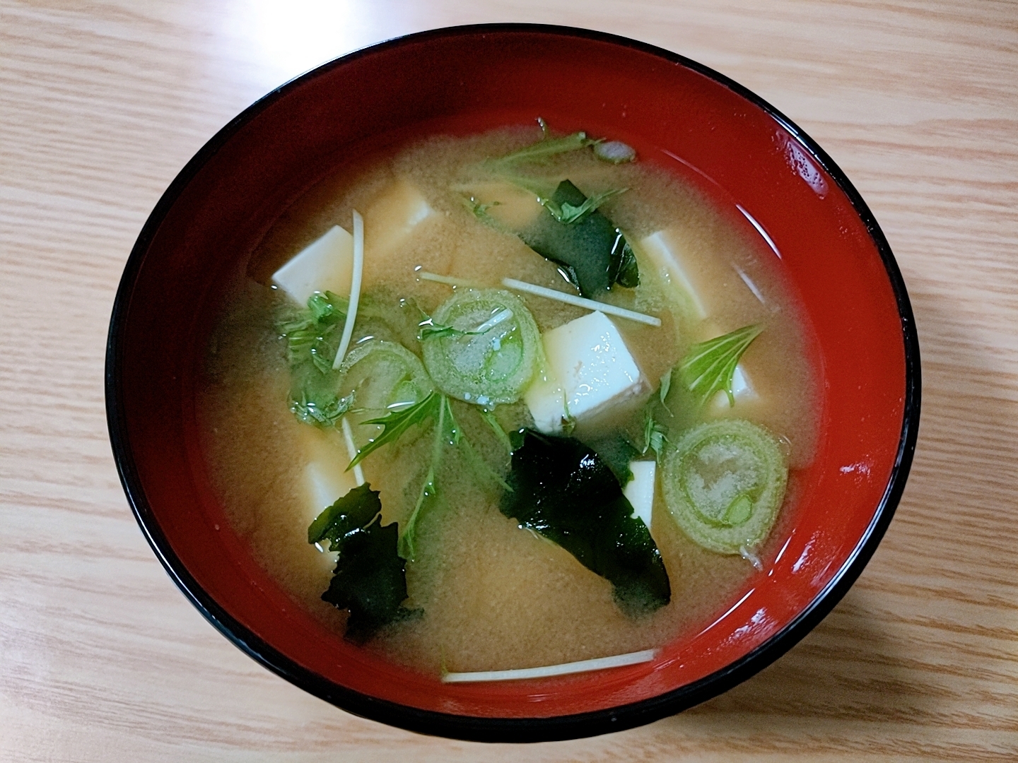 豆腐とわかめと水菜とねぎの味噌汁